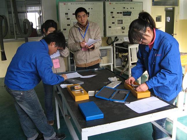 学生组选手在气缸磨损测量